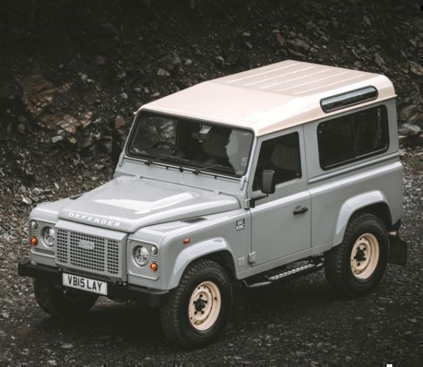 Land Rover Classic präsentiert sein erstes Heritage-Sondermodell: den Classic Defender Works V8 Islay Edition.